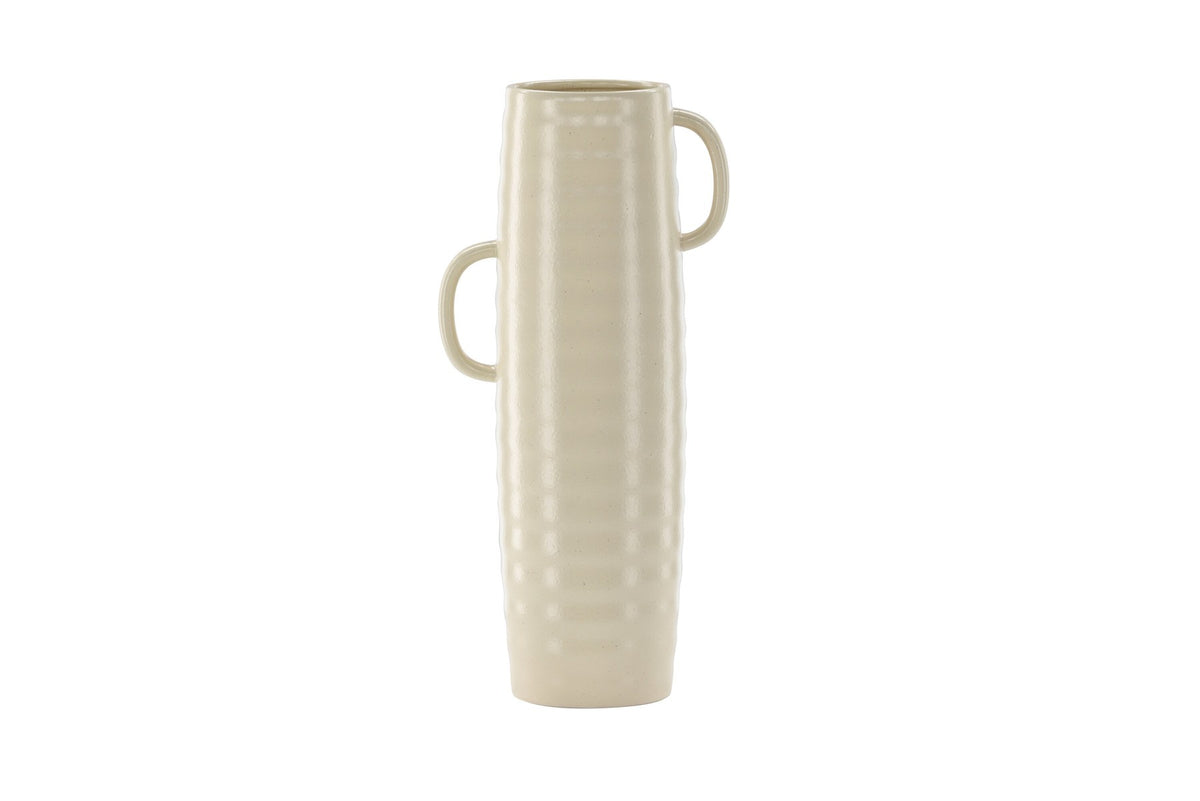 Beige Cent Vase von Venture Home aus Steinzeug mit wellenförmiger Struktur und zwei asymmetrisch angebrachten Griffen an den Seiten.