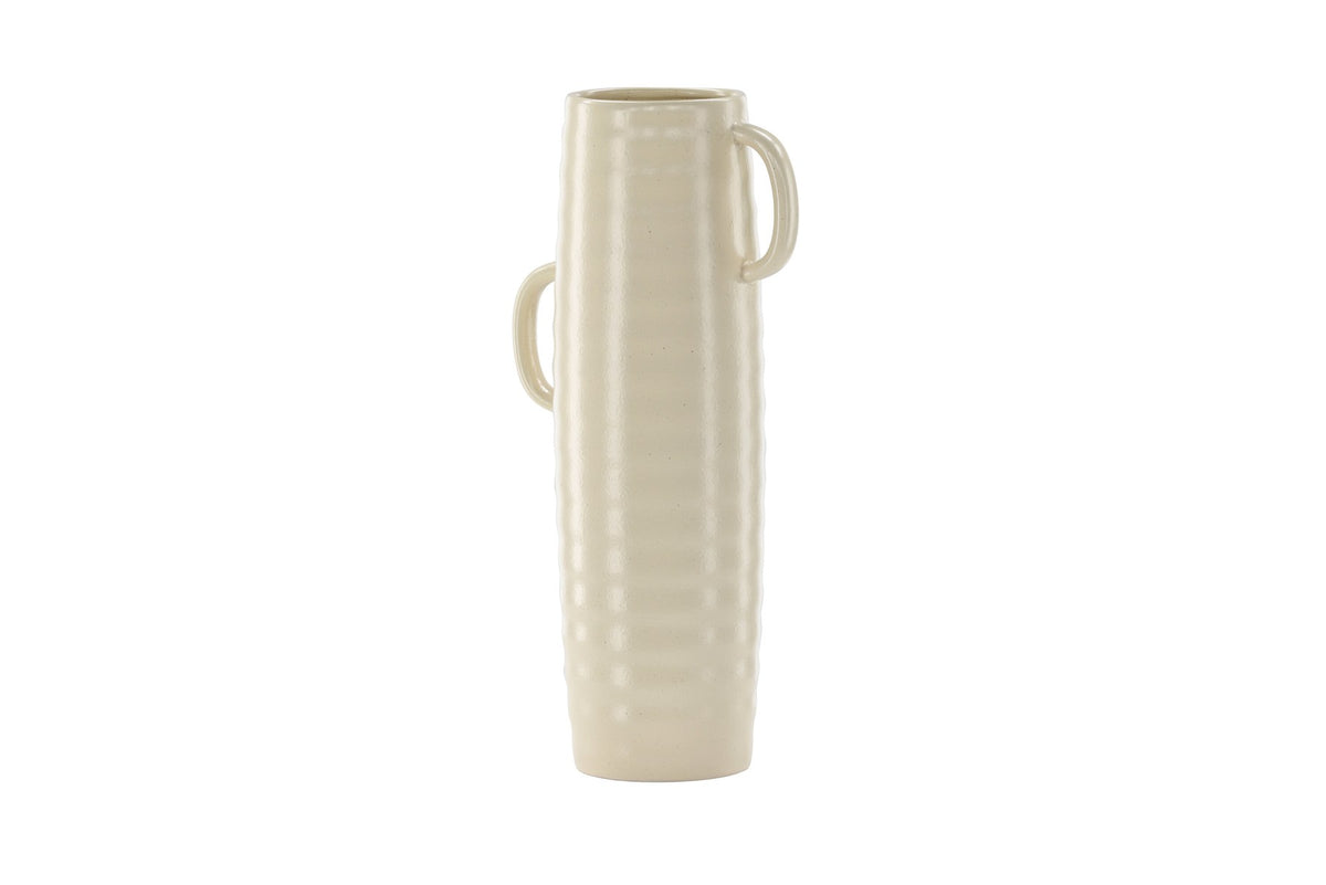 Beige Cent Vase von Venture Home aus Steinzeug mit wellenförmiger Struktur und zwei asymmetrisch angebrachten Griffen an den Seiten.