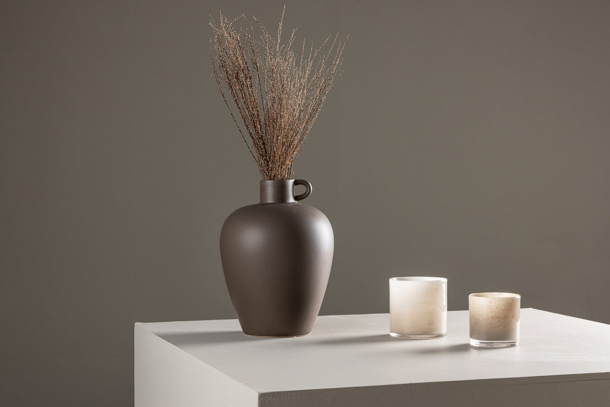 Beige Cent Vase von Venture Home aus Steinzeug mit wellenförmiger Struktur und zwei asymmetrisch angebrachten Griffen an den Seiten.