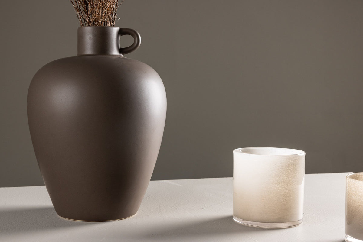 Beige Cent Vase von Venture Home aus Steinzeug mit wellenförmiger Struktur und zwei asymmetrisch angebrachten Griffen an den Seiten.