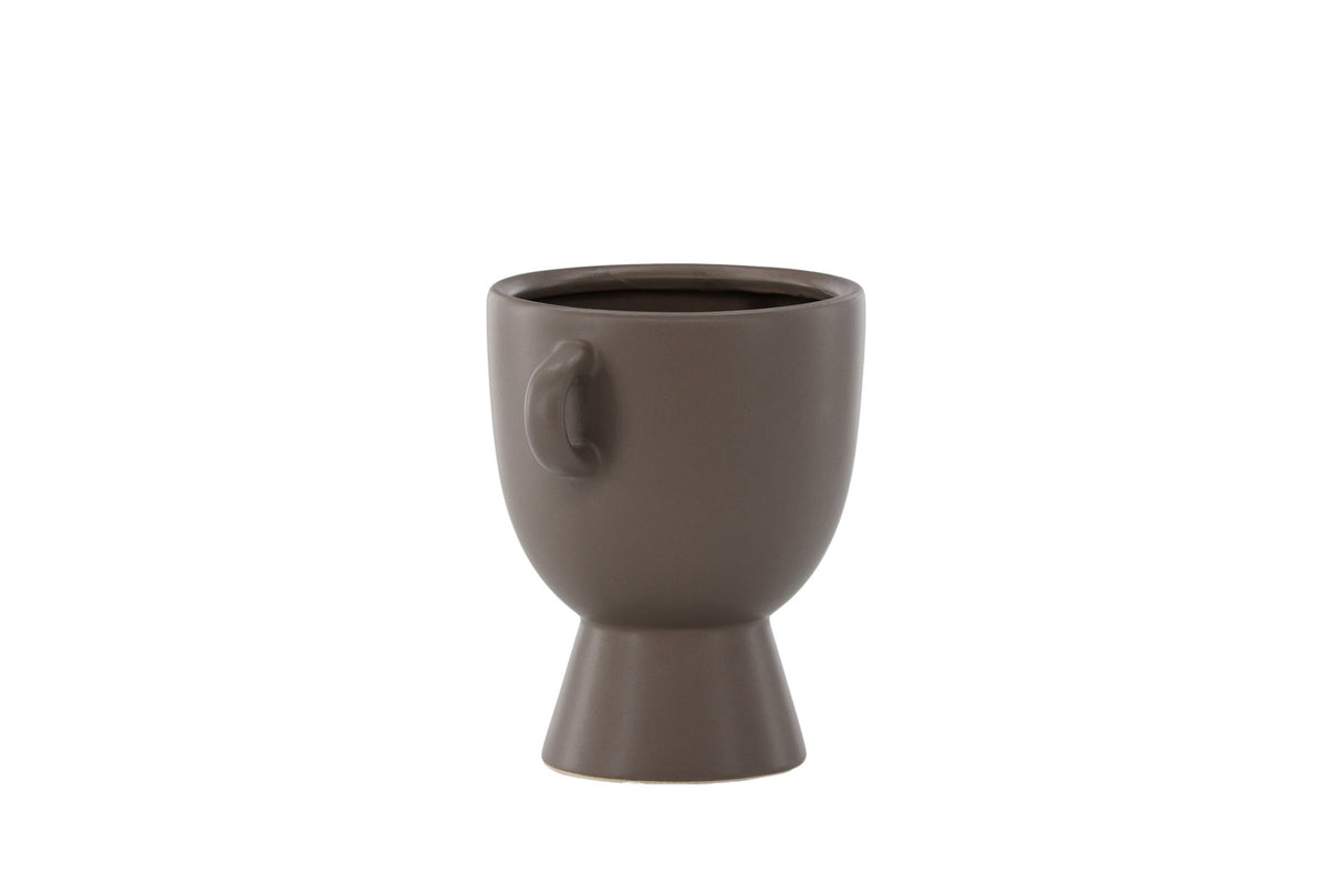 Beige Cent Vase von Venture Home aus Steinzeug mit wellenförmiger Struktur und zwei asymmetrisch angebrachten Griffen an den Seiten.