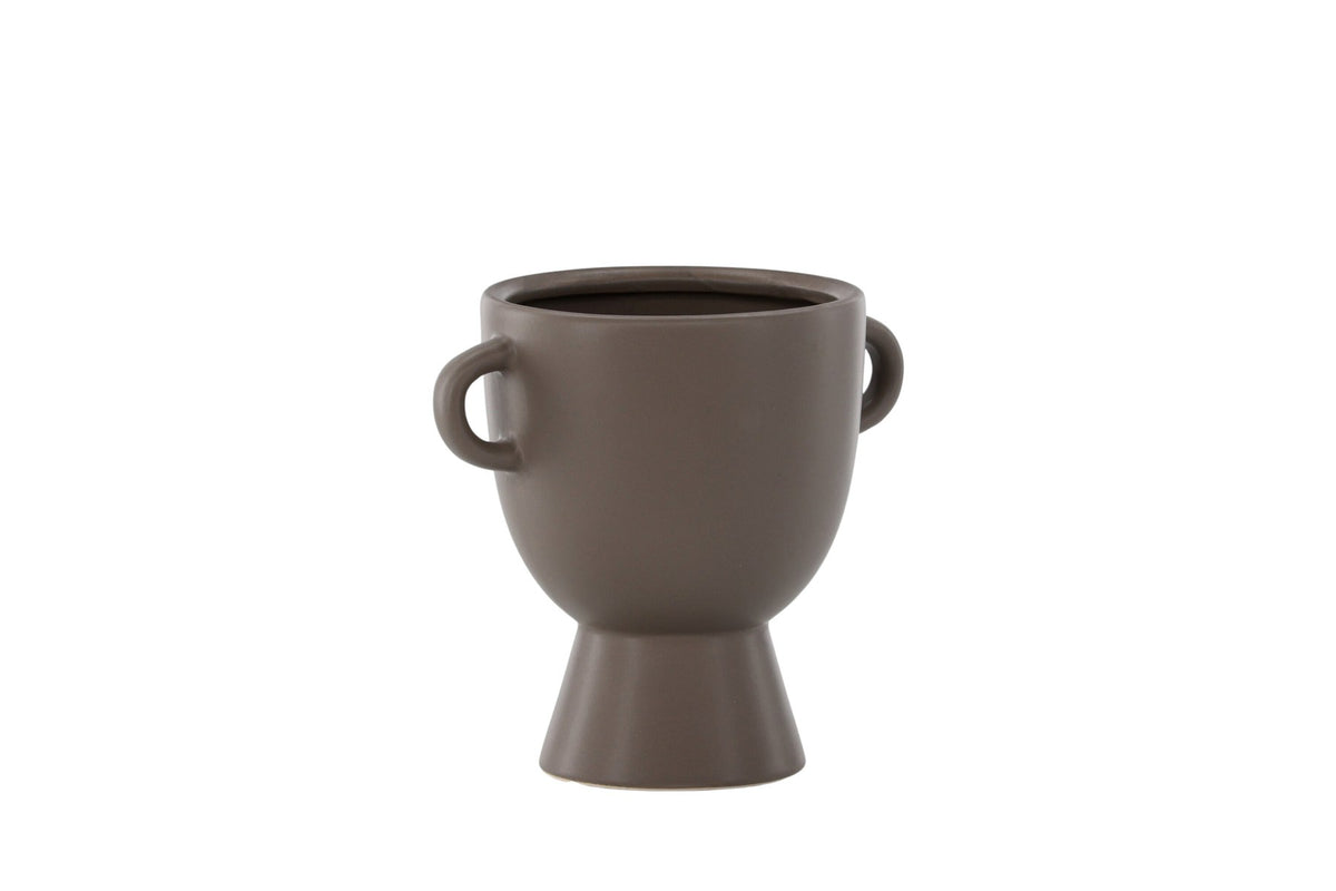 Beige Cent Vase von Venture Home aus Steinzeug mit wellenförmiger Struktur und zwei asymmetrisch angebrachten Griffen an den Seiten.