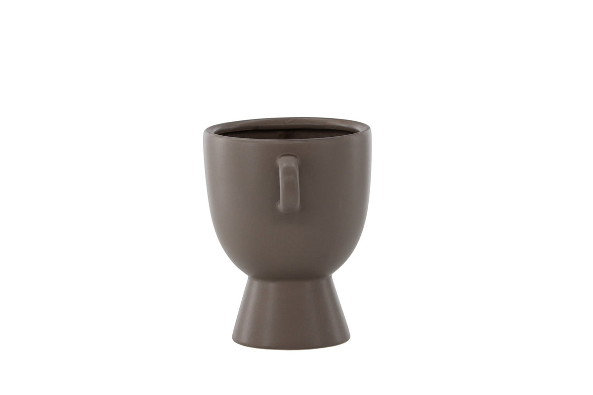 Beige Cent Vase von Venture Home aus Steinzeug mit wellenförmiger Struktur und zwei asymmetrisch angebrachten Griffen an den Seiten.