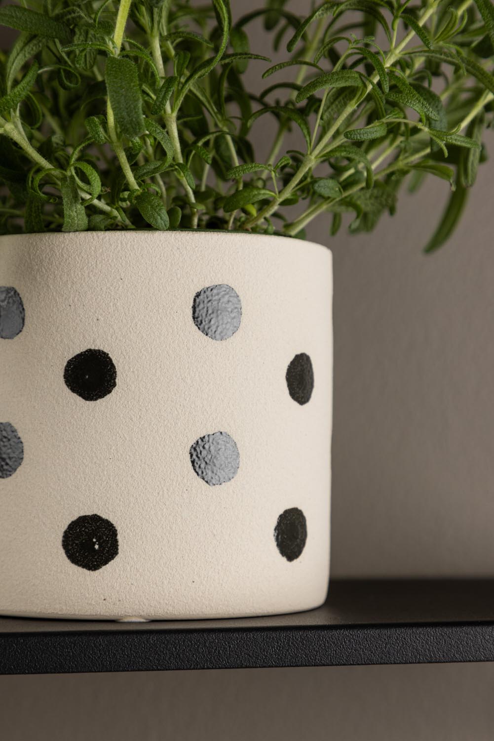 Schwarz-dunkelgraue Vase Sane aus Steinzeug mit gepunktetem Muster, rundlicher Form, Durchmesser 11 cm und Höhe 10 cm.