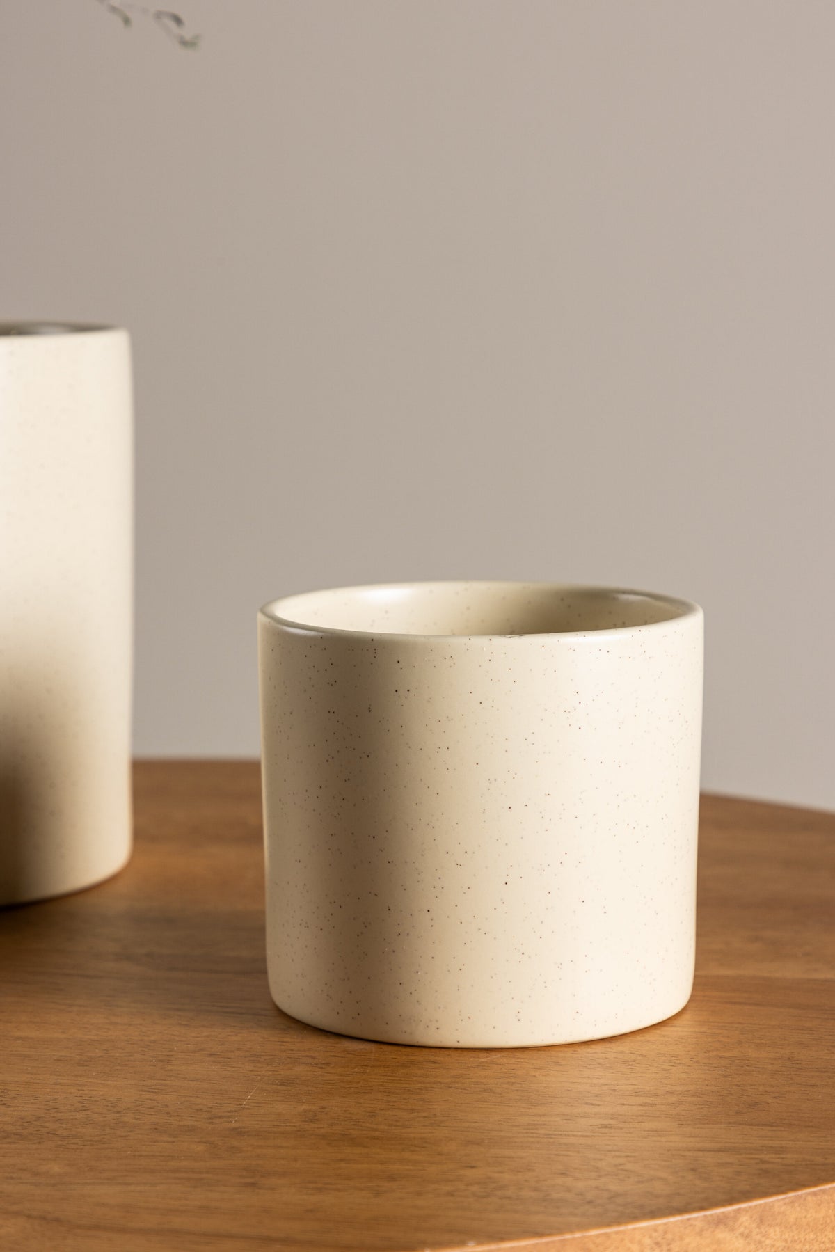 Schwarz-dunkelgraue Vase Sane aus Steinzeug mit gepunktetem Muster, rundlicher Form, Durchmesser 11 cm und Höhe 10 cm.