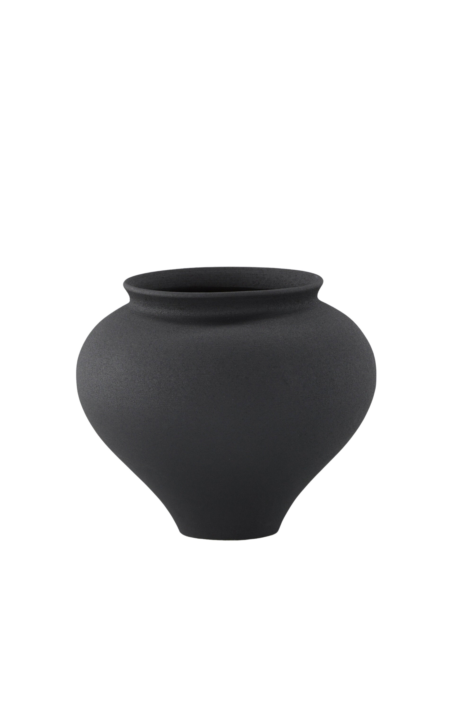 Rellis Vase in Schwarz präsentiert im Onlineshop von KAQTU Design AG. Vase ist von Venture Home