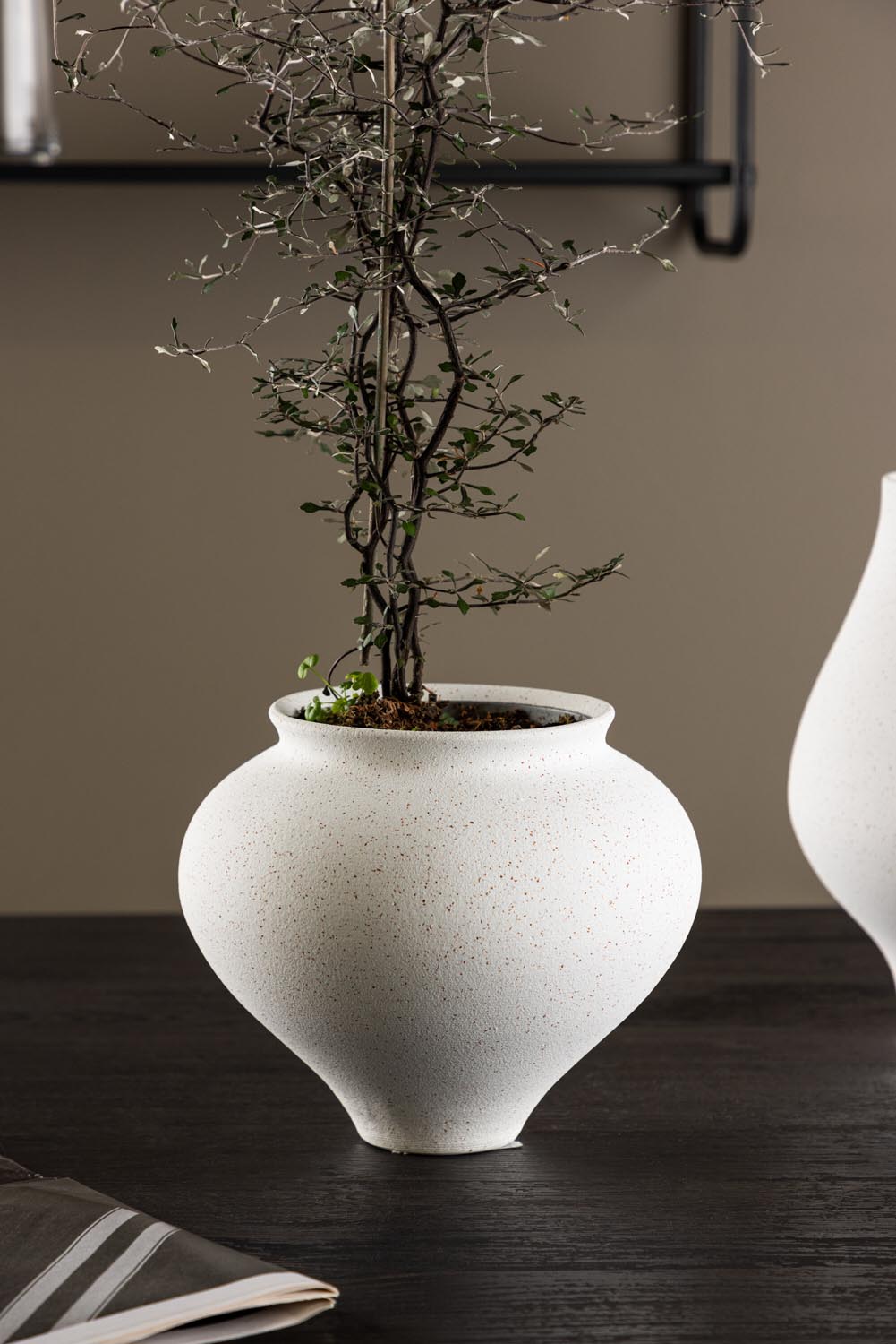 Rellis Vase in Schwarz-Weiss präsentiert im Onlineshop von KAQTU Design AG. Vase ist von Venture Home