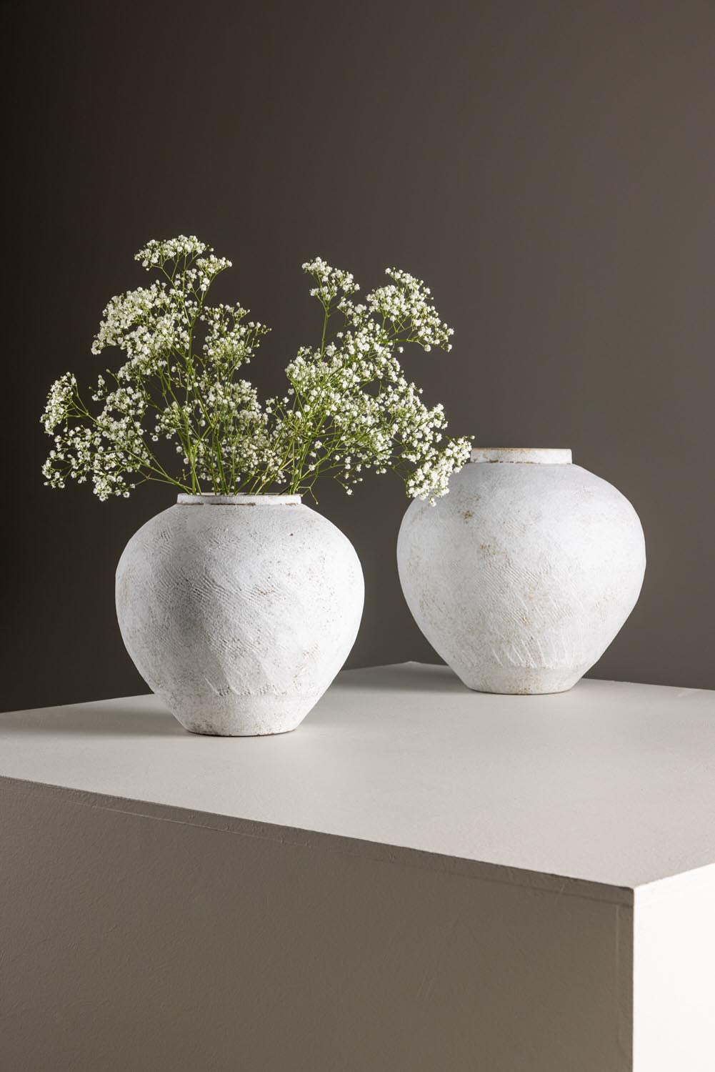 Globe Vase in Beige/Braun präsentiert im Onlineshop von KAQTU Design AG. Vase ist von Venture Home