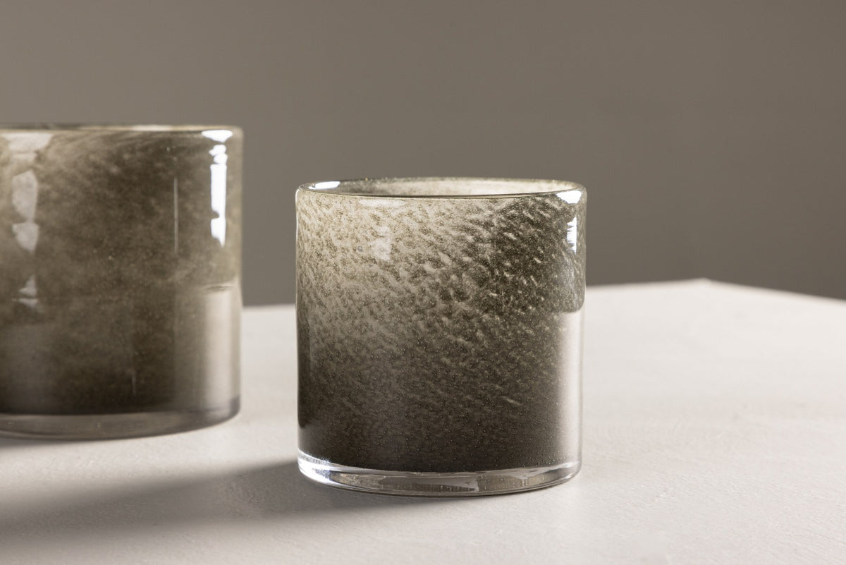 Weisser runder Teelichthalter Glora aus Glas, Durchmesser 8 cm, Höhe 8 cm, schlichte, transparente Oberfläche mit dünner Wandstärke.