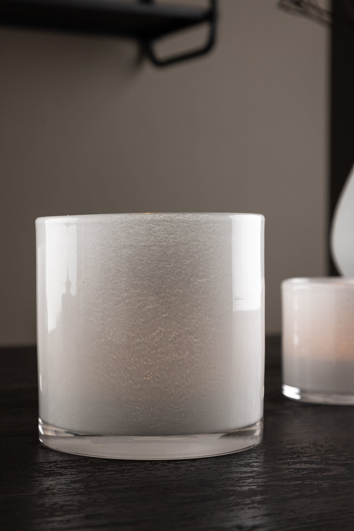 Weisser runder Teelichthalter Glora aus Glas, Durchmesser 8 cm, Höhe 8 cm, schlichte, transparente Oberfläche mit dünner Wandstärke.