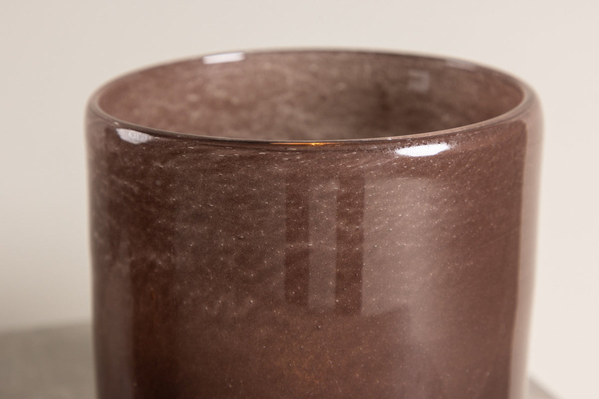 Weisser runder Teelichthalter Glora aus Glas, Durchmesser 8 cm, Höhe 8 cm, schlichte, transparente Oberfläche mit dünner Wandstärke.