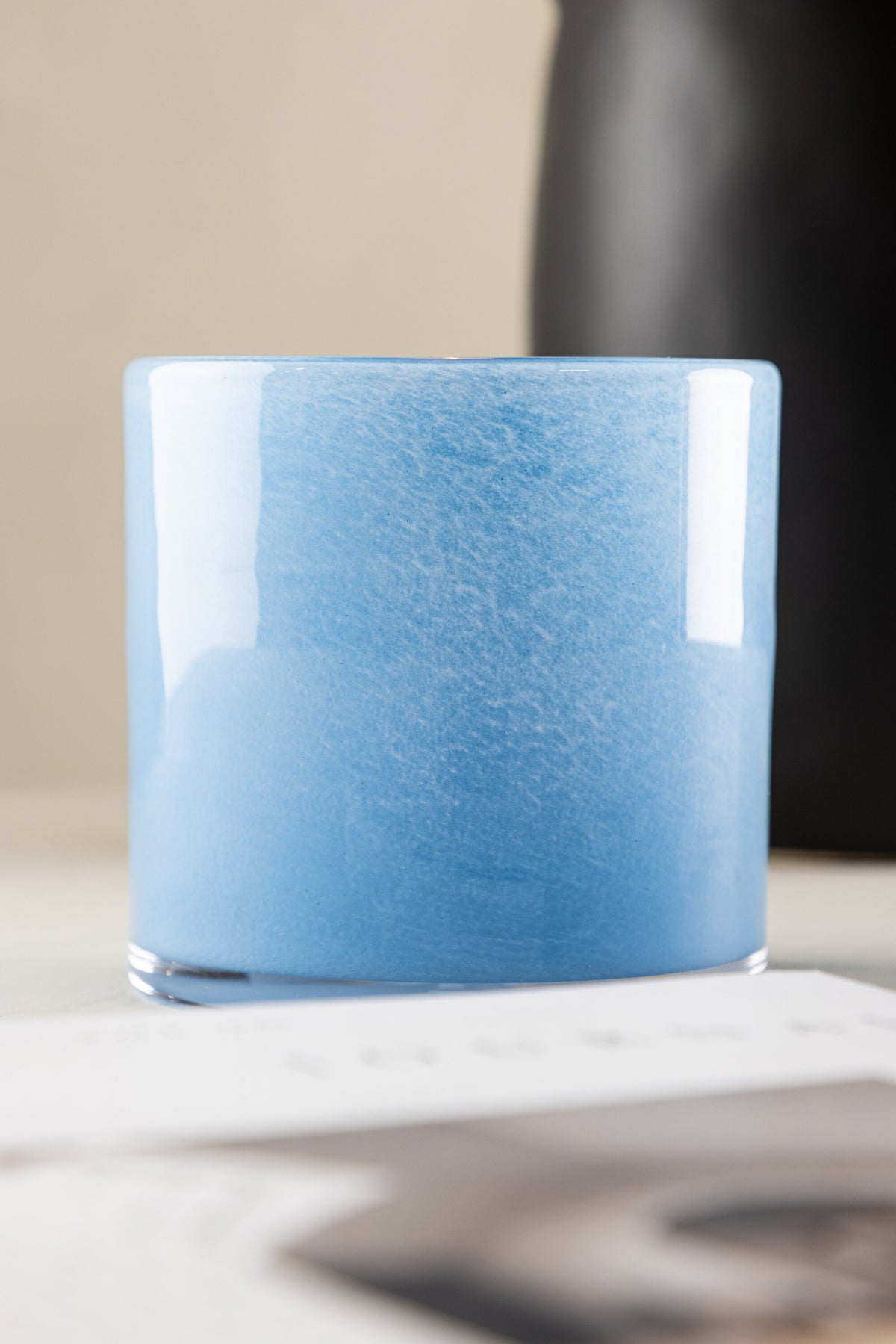 Weisser runder Teelichthalter Glora aus Glas, Durchmesser 8 cm, Höhe 8 cm, schlichte, transparente Oberfläche mit dünner Wandstärke.