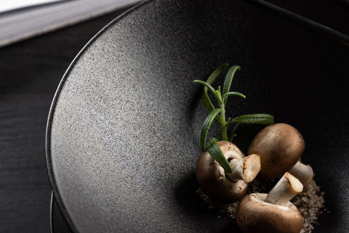 Wabi Sabi Bowl in Schwarz präsentiert im Onlineshop von KAQTU Design AG. Schale ist von Venture Home