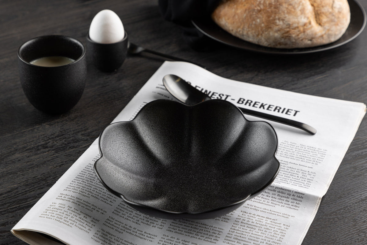 Wabi Sabi Teller in Schwarz präsentiert im Onlineshop von KAQTU Design AG. Teller ist von Venture Home