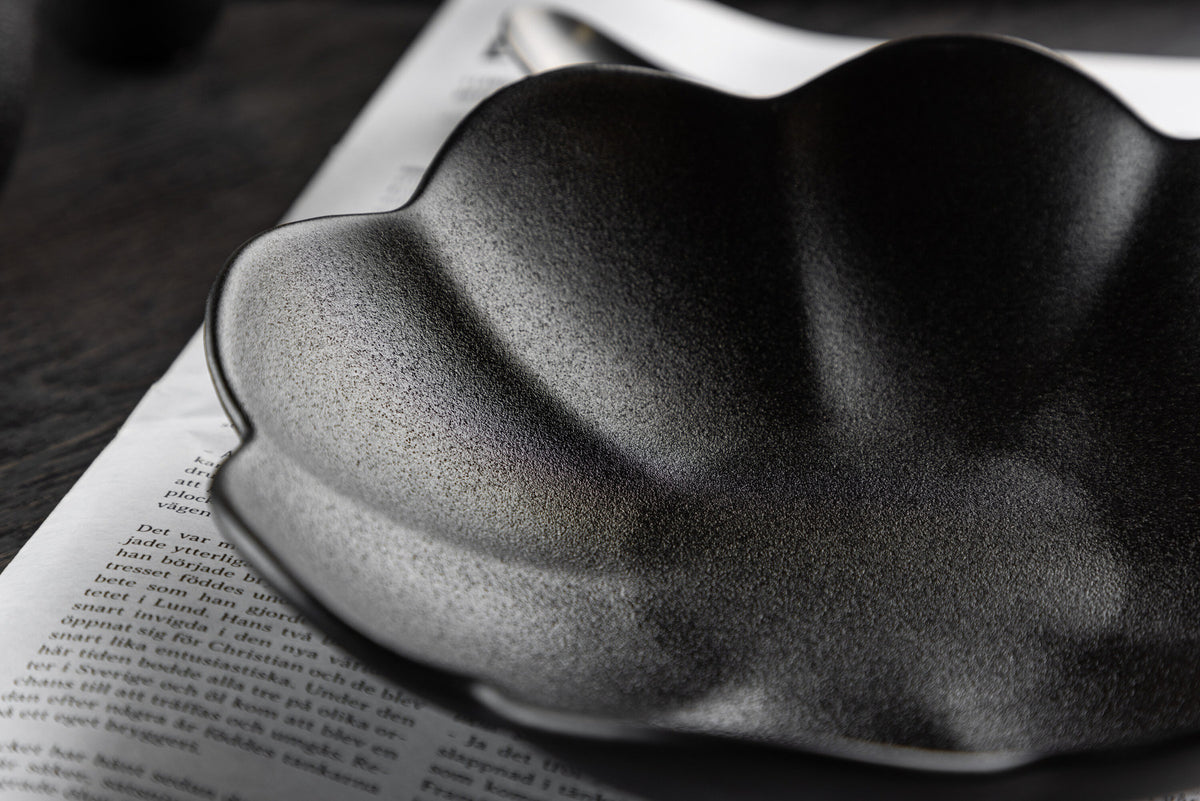 Wabi Sabi Teller in Schwarz präsentiert im Onlineshop von KAQTU Design AG. Teller ist von Venture Home