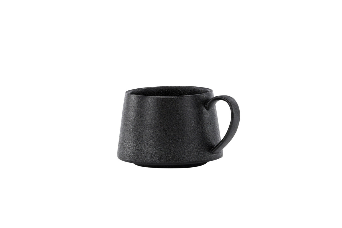 Wabi Sabi Kaffeetasse in Schwarz präsentiert im Onlineshop von KAQTU Design AG. Kaffeetassen ist von Venture Home