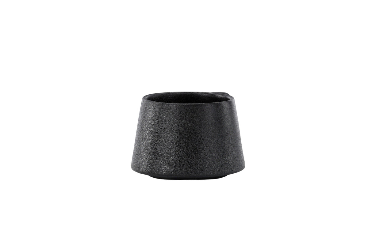 Wabi Sabi Kaffeetasse in Schwarz präsentiert im Onlineshop von KAQTU Design AG. Kaffeetassen ist von Venture Home