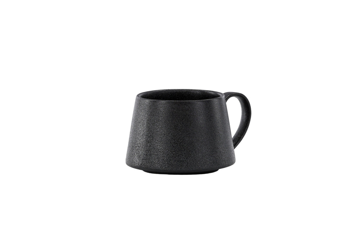 Wabi Sabi Kaffeetasse in Schwarz präsentiert im Onlineshop von KAQTU Design AG. Kaffeetassen ist von Venture Home