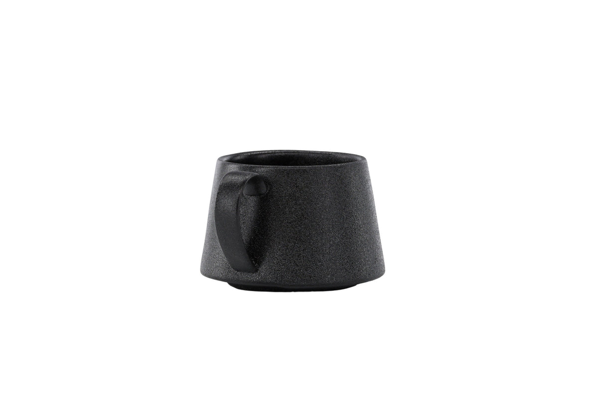 Wabi Sabi Kaffeetasse in Schwarz präsentiert im Onlineshop von KAQTU Design AG. Kaffeetassen ist von Venture Home