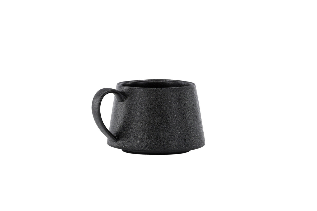 Wabi Sabi Kaffeetasse in Schwarz präsentiert im Onlineshop von KAQTU Design AG. Kaffeetassen ist von Venture Home