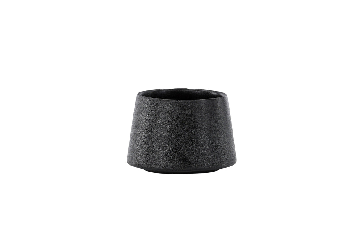 Wabi Sabi Kaffeetasse in Schwarz präsentiert im Onlineshop von KAQTU Design AG. Kaffeetassen ist von Venture Home