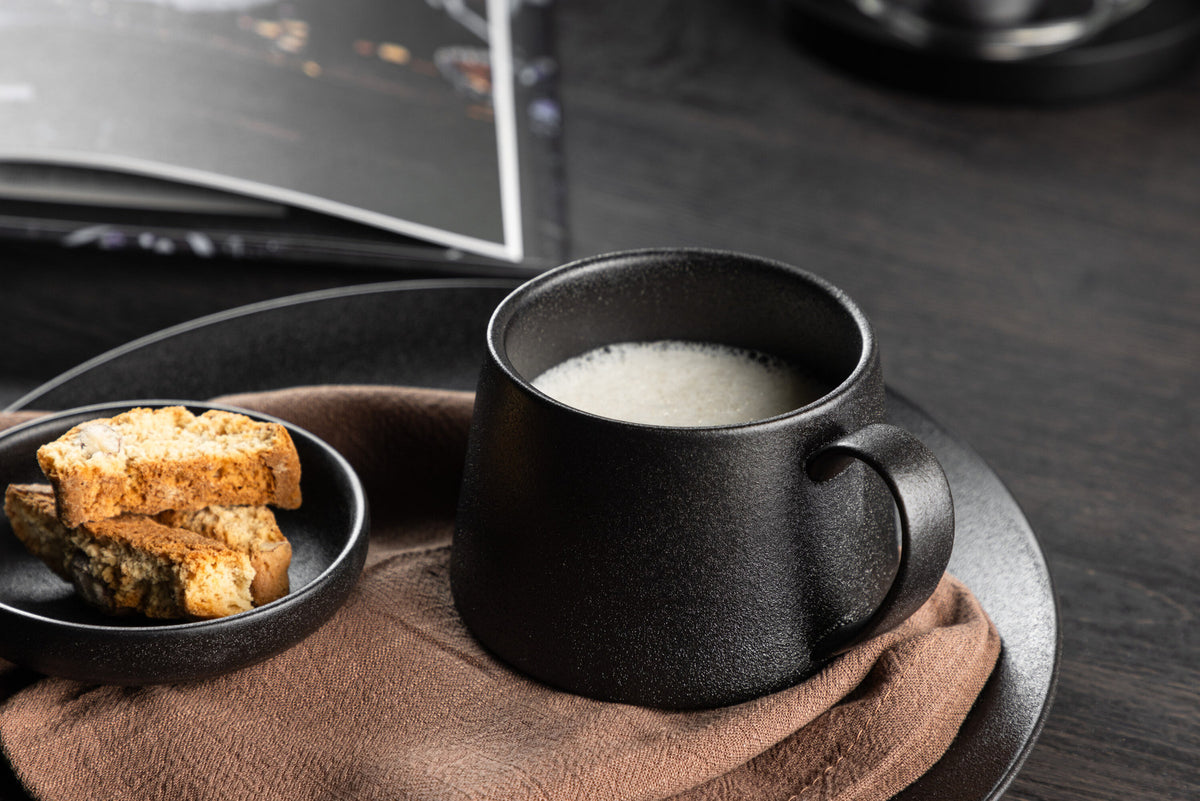 Wabi Sabi Kaffeetasse in Schwarz präsentiert im Onlineshop von KAQTU Design AG. Kaffeetassen ist von Venture Home
