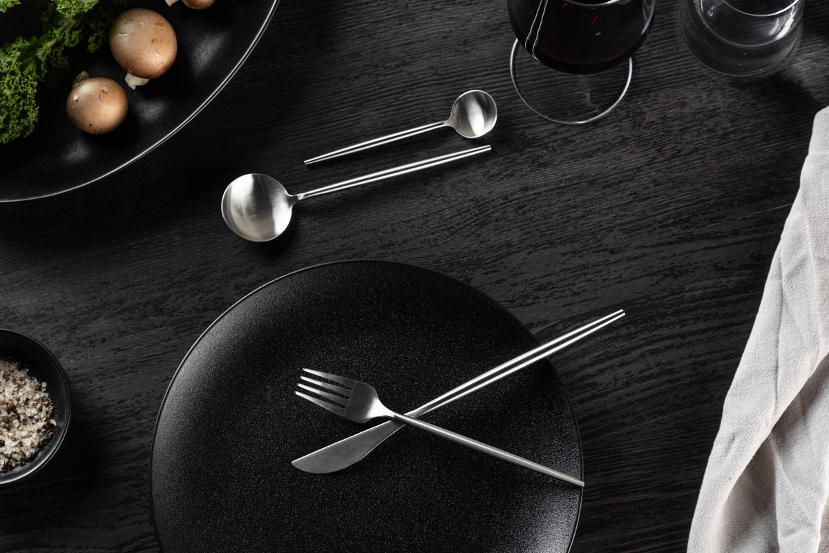 Active Dining Geschirr Set 24 Stk. von Venture Home in Silber aus Stahl: Gabel, Messer, Löffel und Teelöffel, schlichte Form.