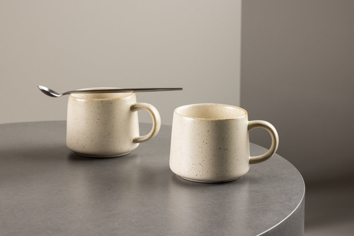 Active Tea cup in Beige/Schwarz präsentiert im Onlineshop von KAQTU Design AG. Tasse ist von Venture Home
