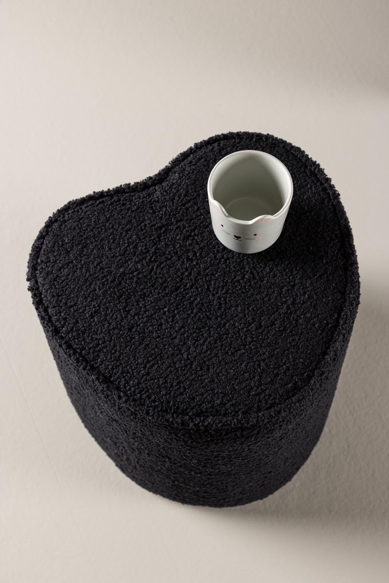 Herzförmiger Kinderstuhl: Komfort trifft auf umweltbewusste Eleganz.