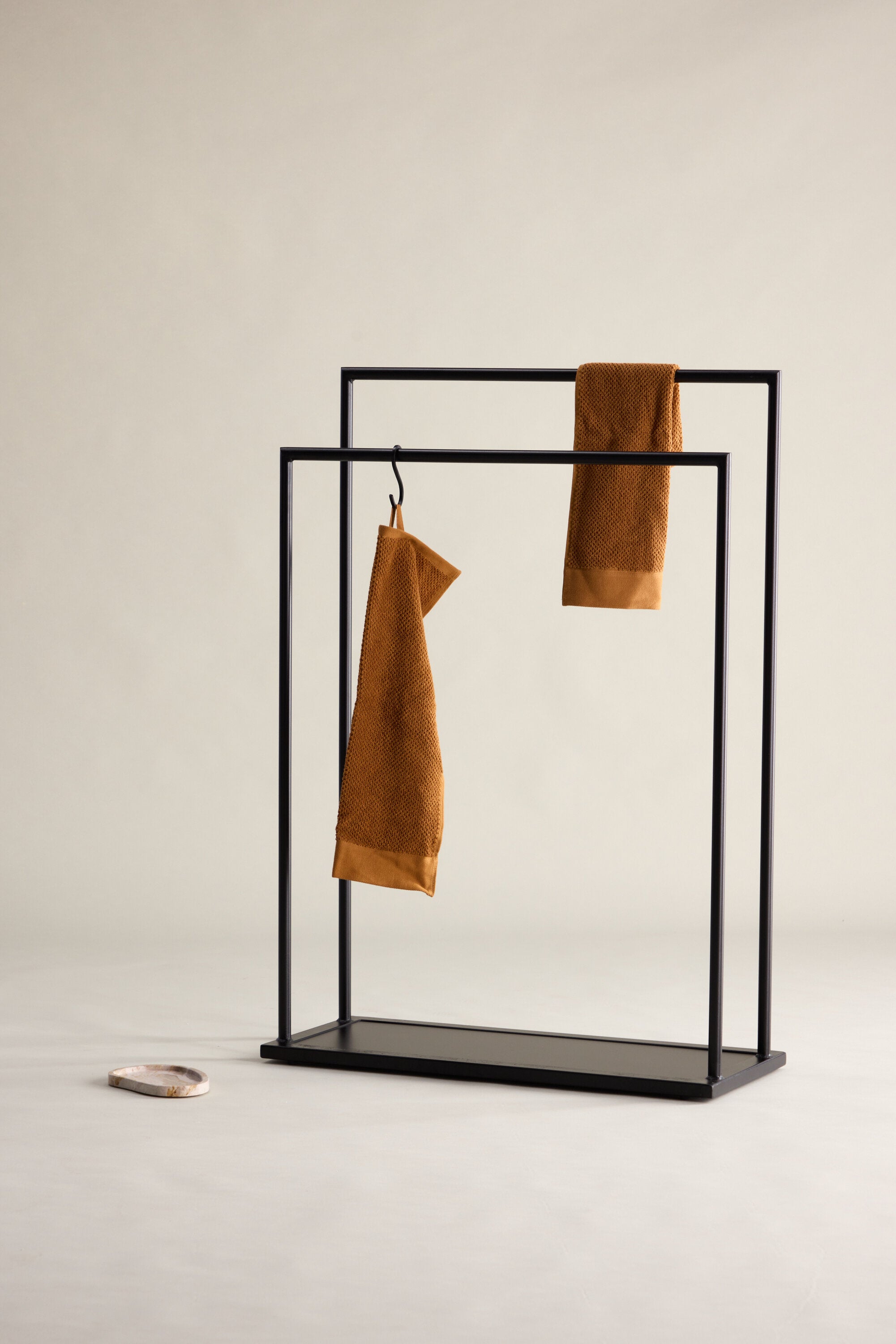 Alva Kleiderbügel in Schwarz präsentiert im Onlineshop von KAQTU Design AG. Kleiderständer ist von Venture Home