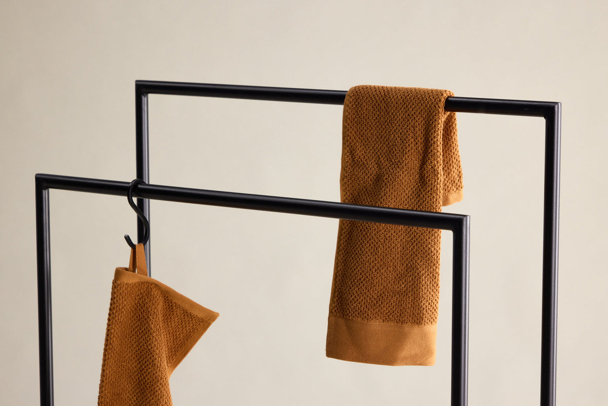 Alva Kleiderbügel in Schwarz präsentiert im Onlineshop von KAQTU Design AG. Kleiderständer ist von Venture Home