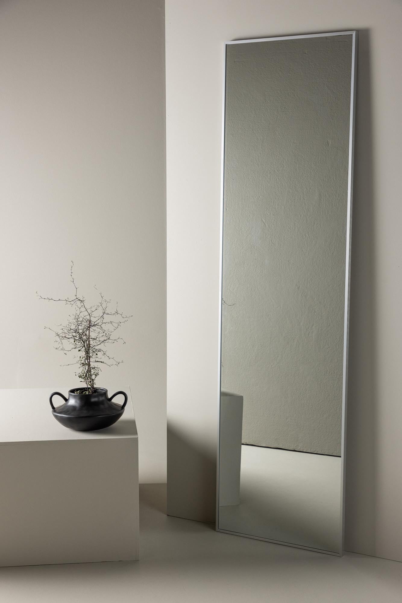 Entdecken Sie den eleganten Dalton Spiegel von Venture Home – ein stilvolles Accessoire aus hochwertigem Aluminium und Glas, ideal für jeden Raum.