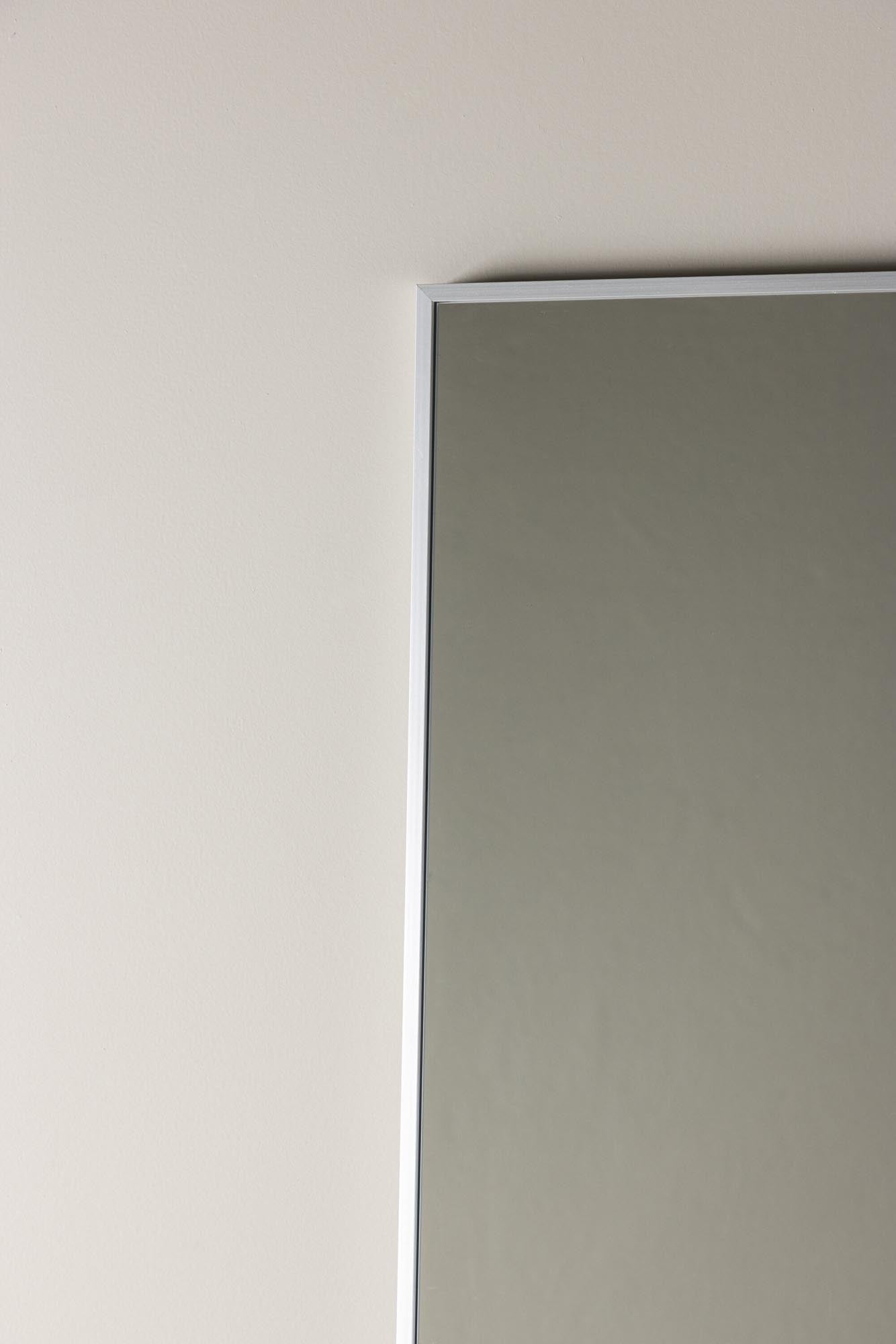 Verleihen Sie Ihrem Zuhause mit dem Dalton Spiegel von Venture Home einen Hauch von Eleganz. Hochwertige Materialien und modernes Design machen ihn zum perfekten Blickfang.