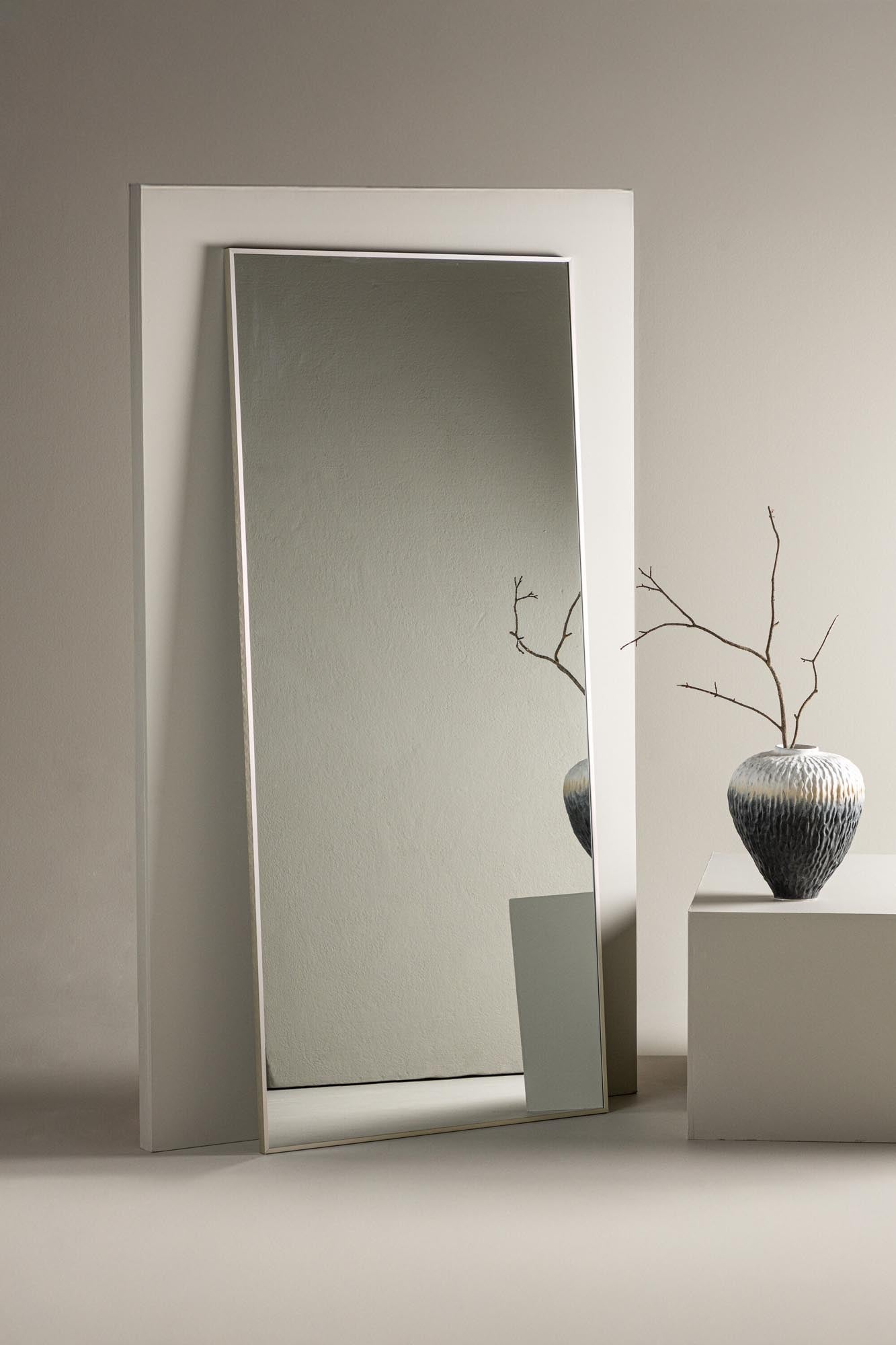 Eleganter Spiegel mit klarem Glas, modernem Design und zeitloser Ästhetik für stilvolle Raumvergrösserung.