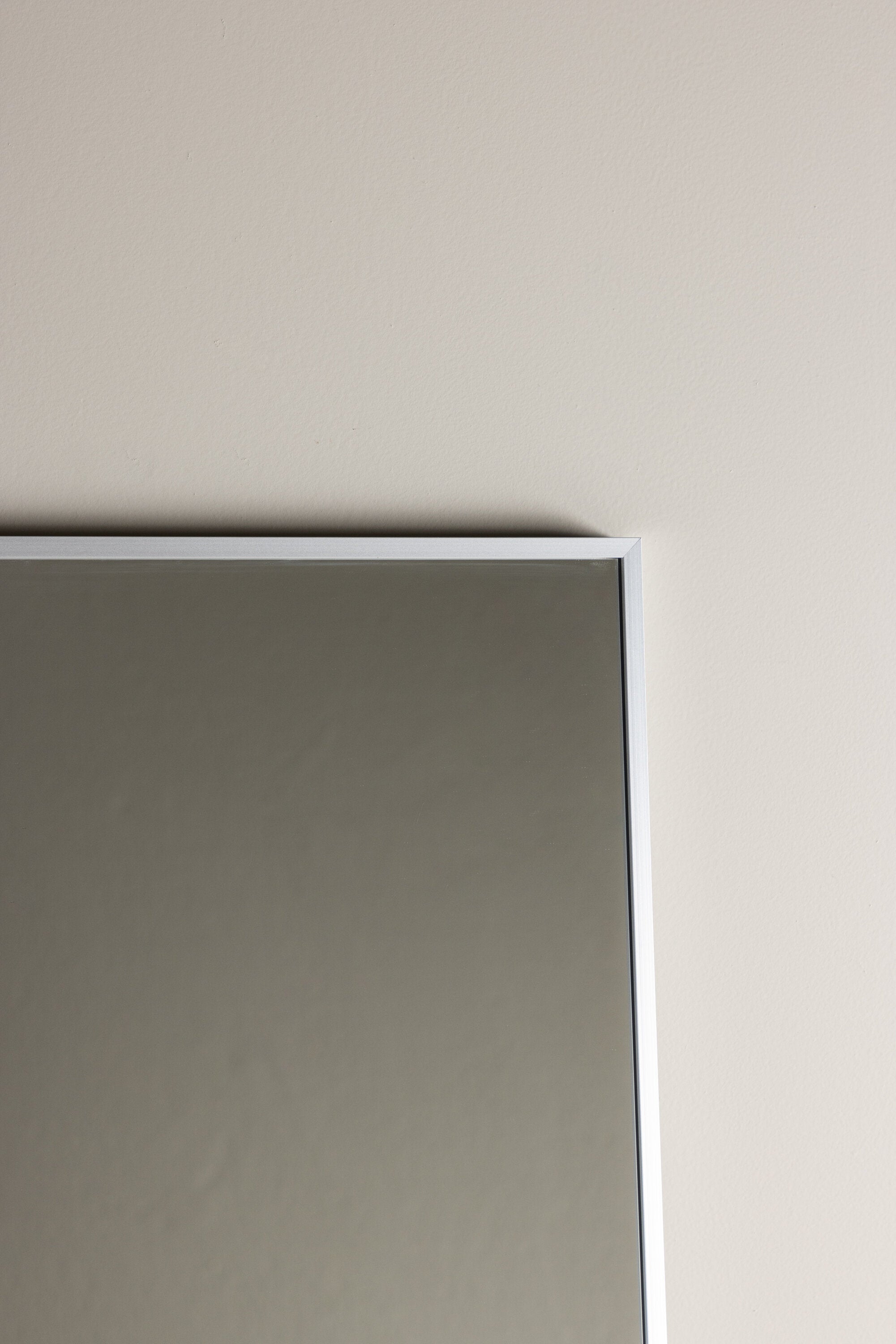 Orlando Spiegel in Silber präsentiert im Onlineshop von KAQTU Design AG. Spiegel ist von Venture Home