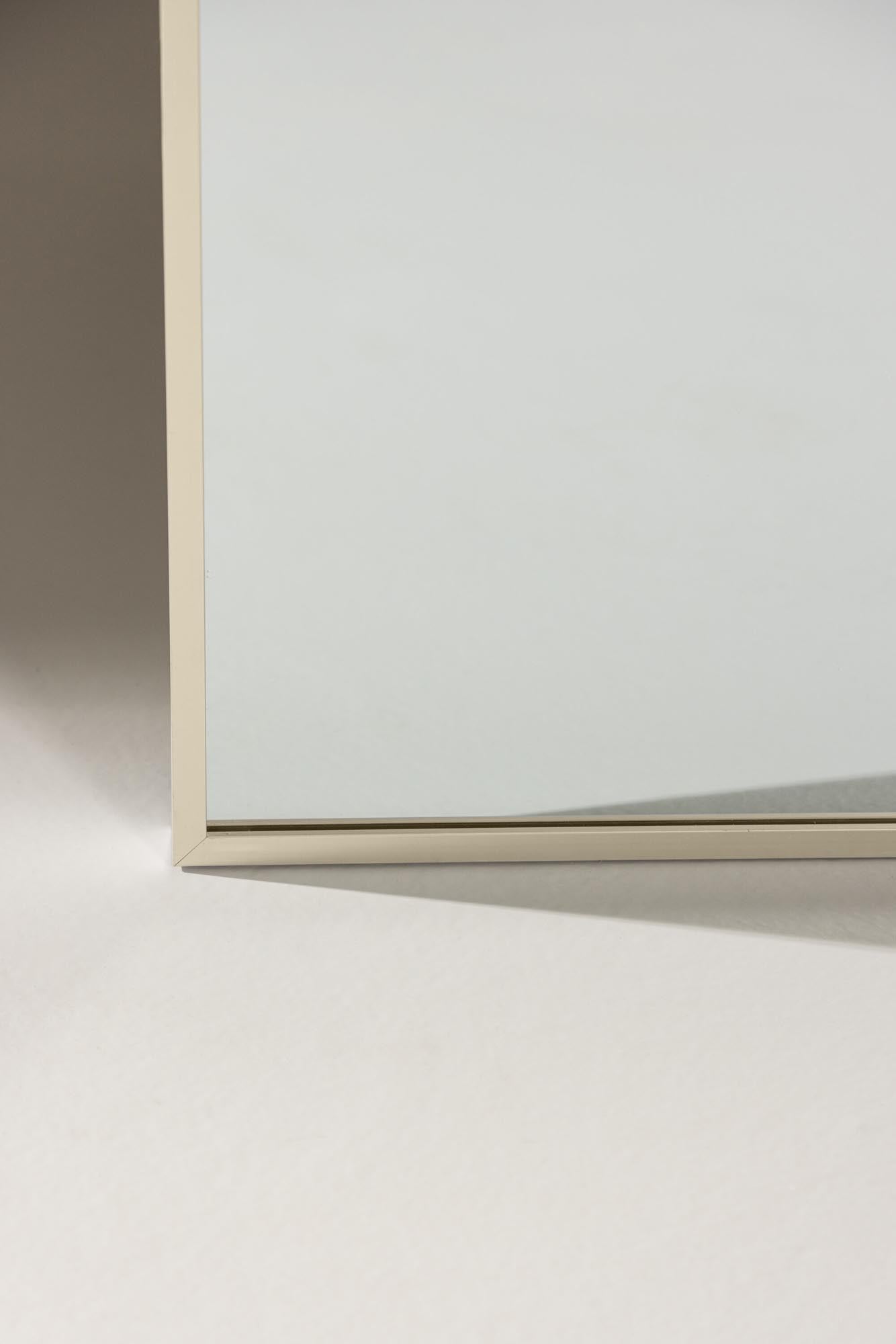 Eleganter Wandspiegel Orlando Large von Venture Home, perfekt für moderne Räume, mit zeitlosem und ansprechendem Design.