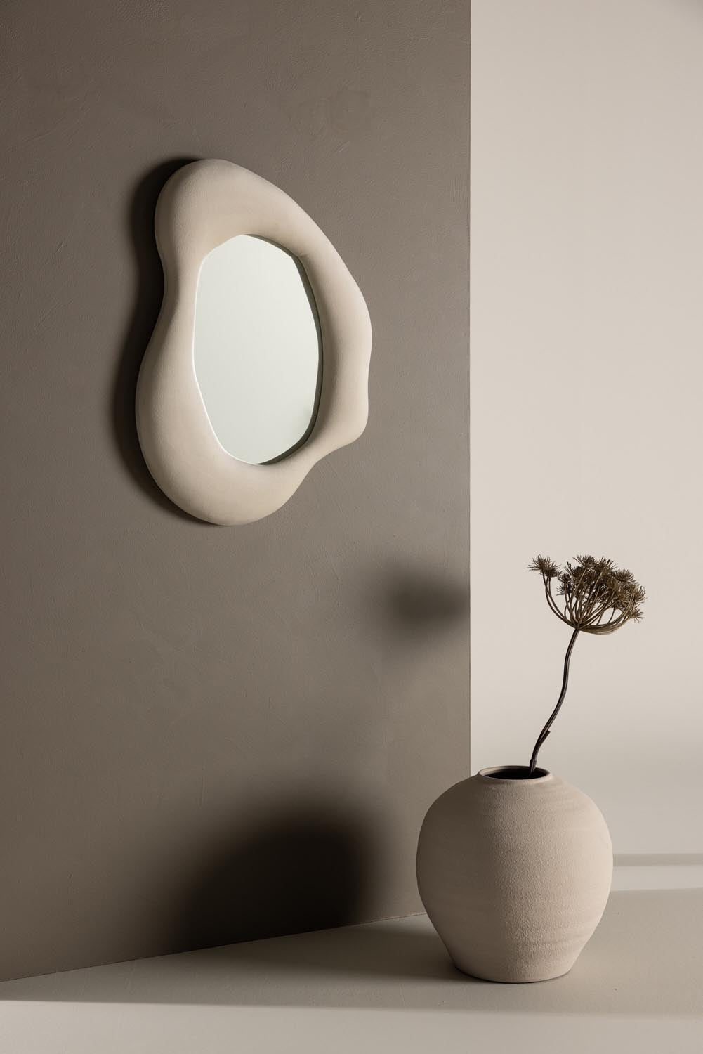 Louisville Spiegel in Beige präsentiert im Onlineshop von KAQTU Design AG. Spiegel ist von Venture Home