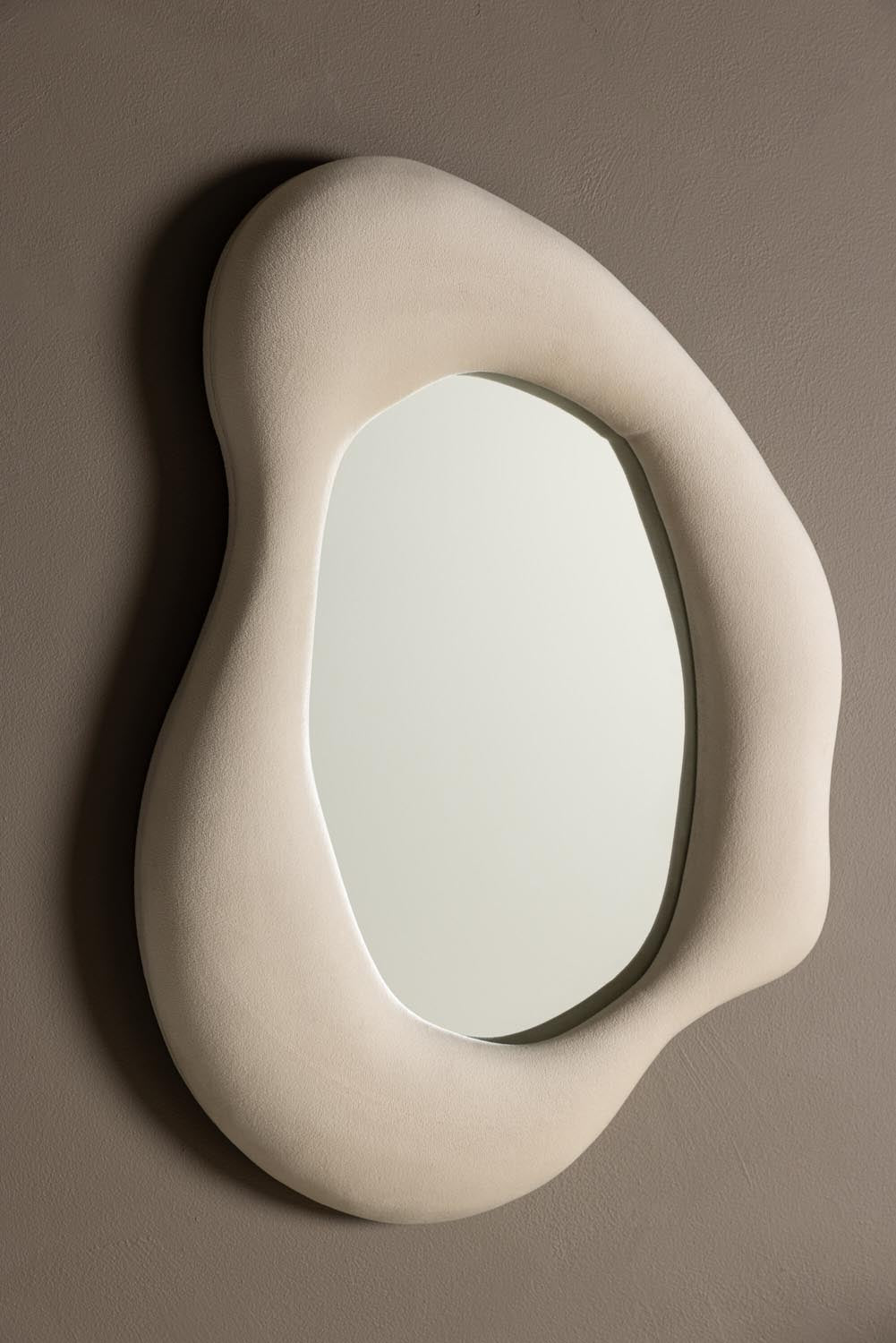 Louisville Spiegel in Beige präsentiert im Onlineshop von KAQTU Design AG. Spiegel ist von Venture Home