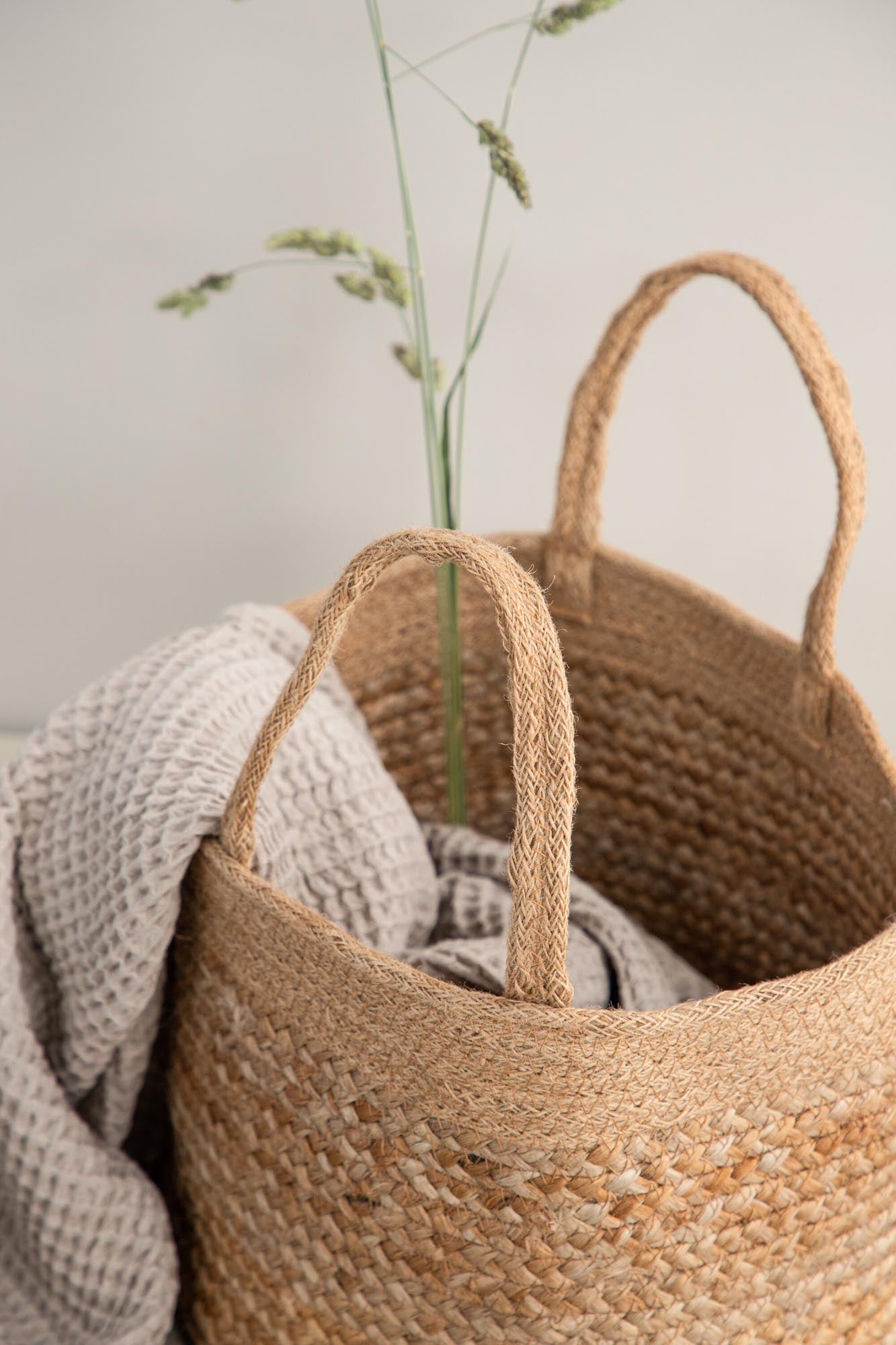 Stilvoller Mumbai Korb aus geflochtener Jute von Venture Home: Praktisch und dekorativ für jedes Zuhause. Perfekt für Ordnung und Eleganz!