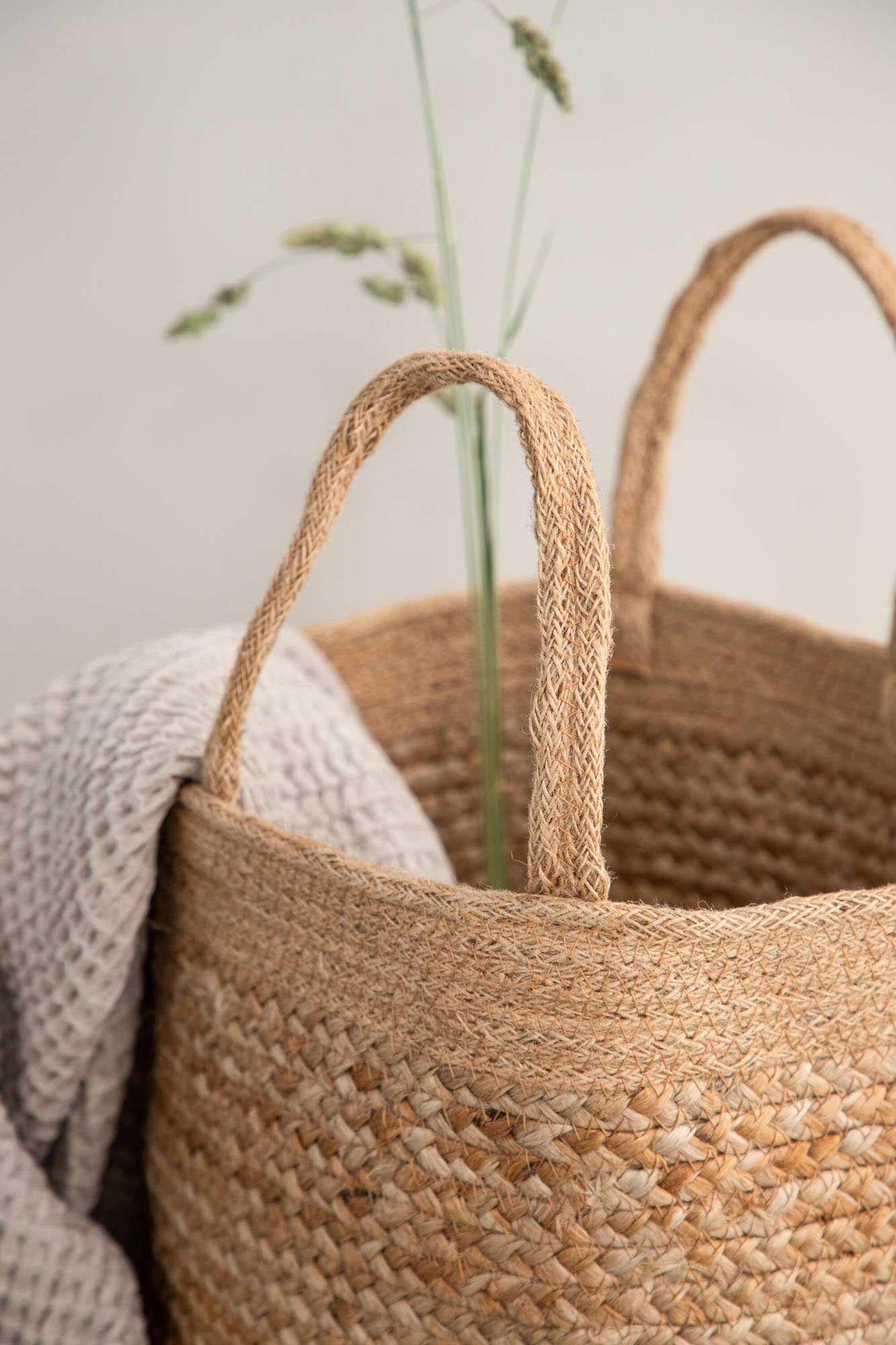 Entdecken Sie den Mumbai Aufbewahrungskorb von Venture Home: Ein elegantes, umweltfreundliches Jute-Accessoire für stilvolle Ordnung in jedem Raum.