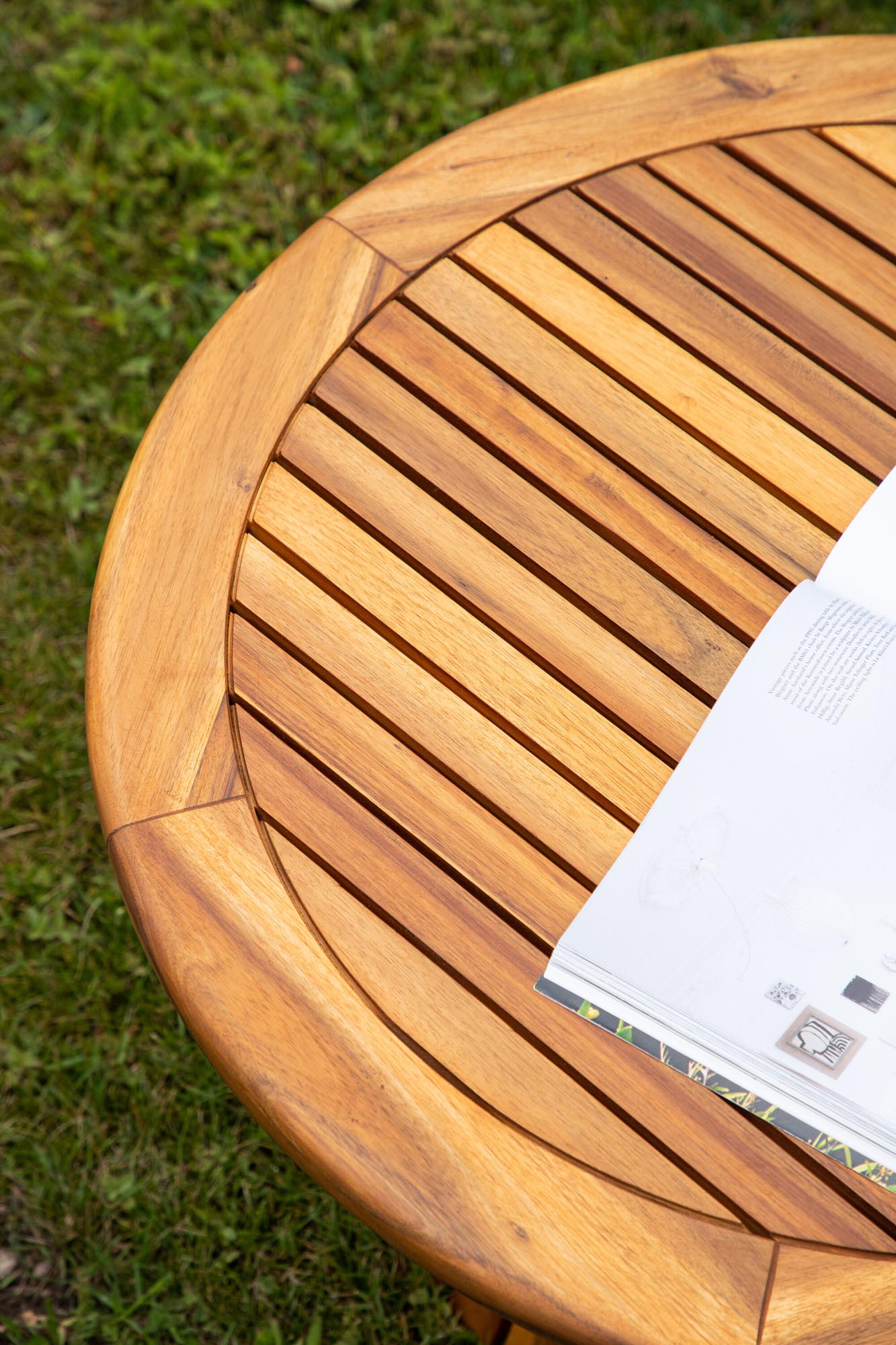 Eleganter Lumpur Tisch: Akazienholz trifft auf modernes Design.