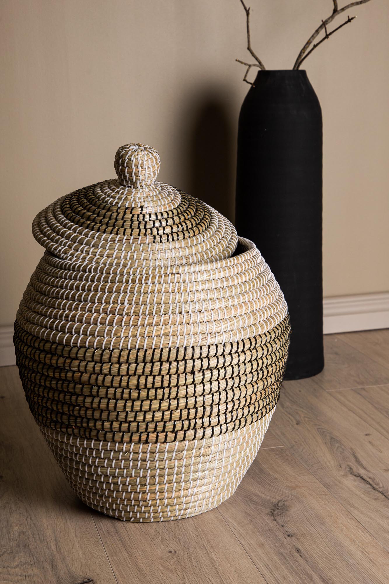 Chennai Aufbewahrungskorb von Venture Home: Stilvolle Ordnung mit nachhaltigem Seegras und harmonischen Naturtönen für jedes Zuhause.