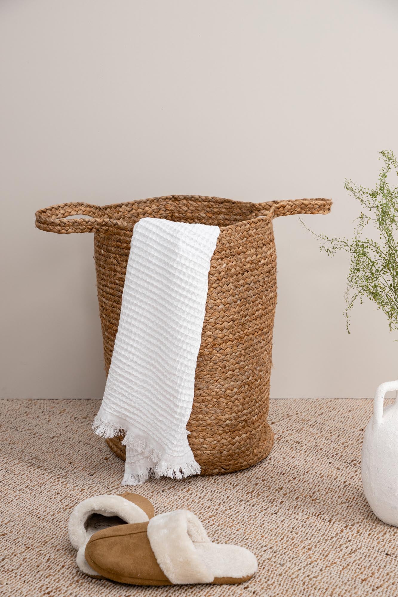 Eleganter Pune Korb: Vielseitige Jute für stilvolle Ordnung.