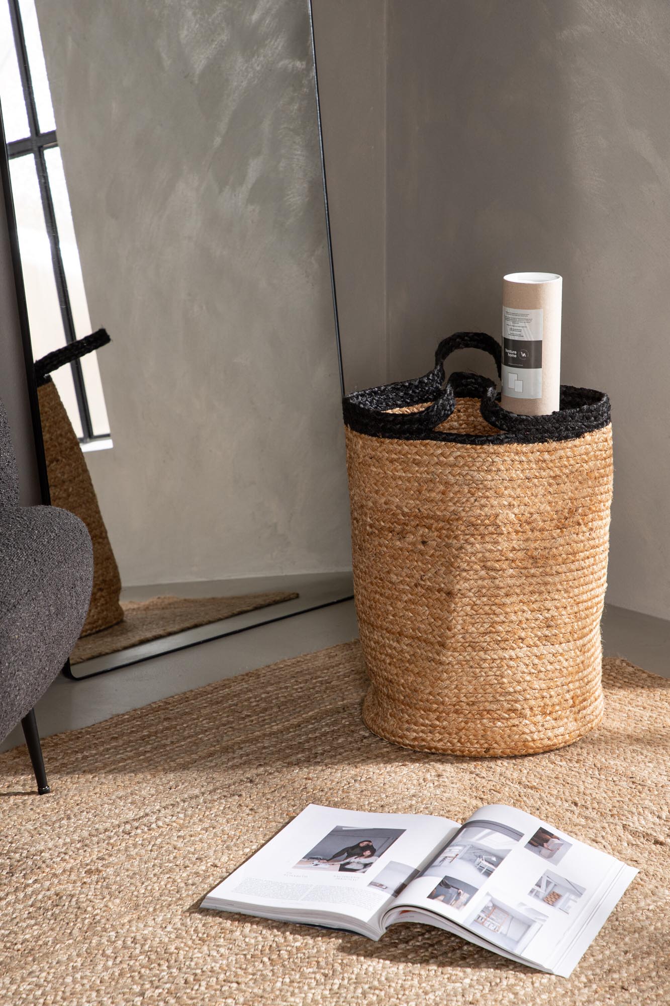 Eleganter Jutekorb mit Griffen, ideal für Decken, Handtücher oder Pflanzen. Stilvoller schwarzer Rahmen, atmungsaktiv und umweltfreundlich.