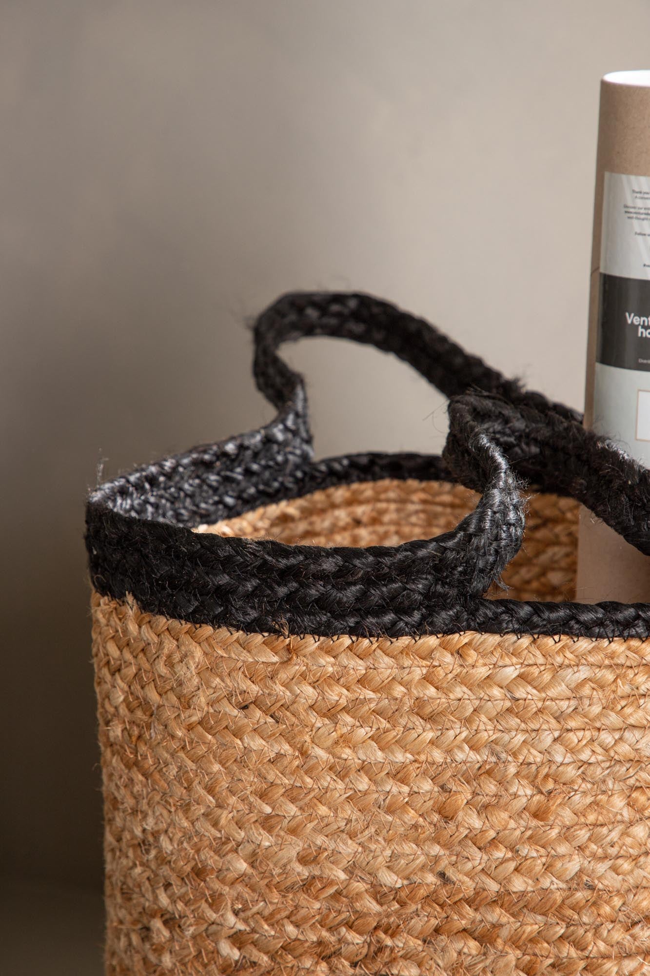 Vielseitiger Pune Korb aus Jute mit modernem Design. Perfekt für stilvolle Aufbewahrung von Decken, Handtüchern oder als Übertopf.