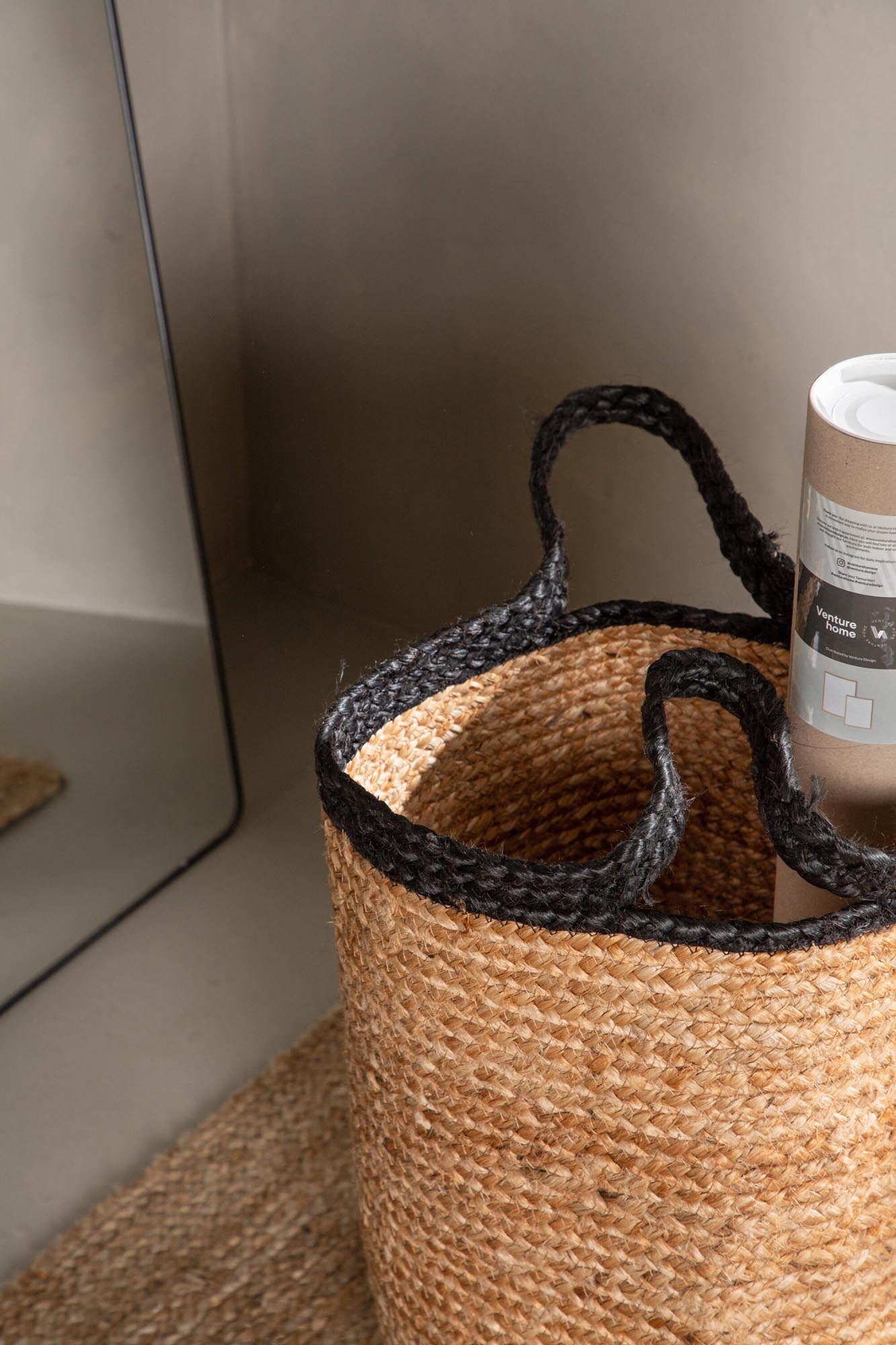 Eleganter Pune Korb aus geflochtener Jute, ideal für umweltfreundliche Aufbewahrung. Praktische Griffe und modernes Design für jedes Zuhause.