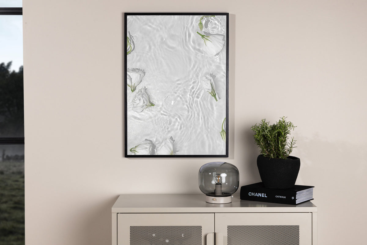White Roses Poster in Weiss präsentiert im Onlineshop von KAQTU Design AG. Bild ist von Venture Home