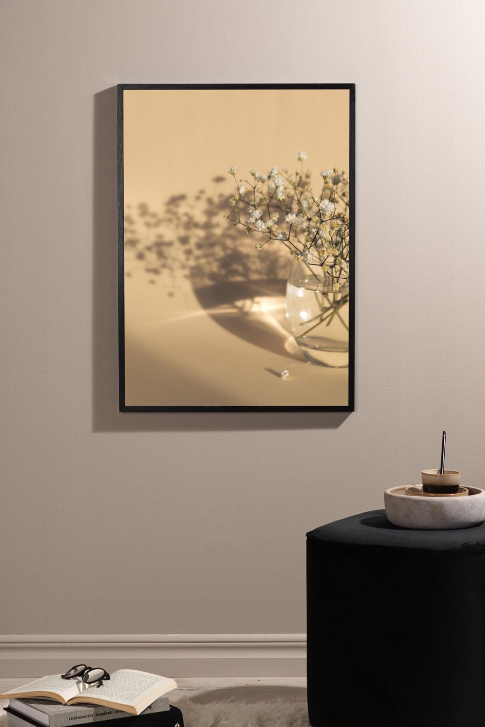 White Flowers Poster in Beige präsentiert im Onlineshop von KAQTU Design AG. Bild ist von Venture Home