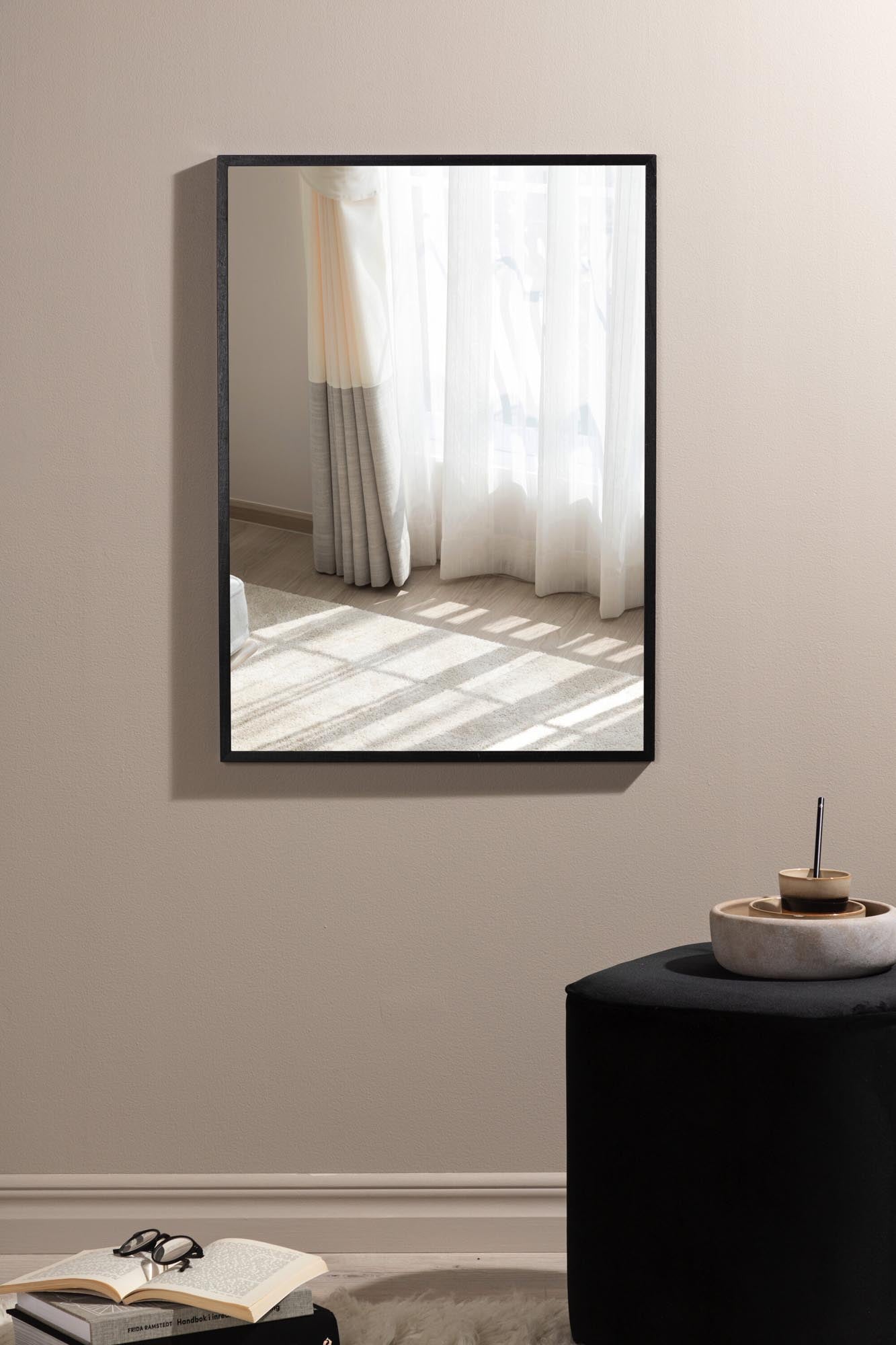 Entdecken Sie das elegante Vorhang Poster von Venture Home: Hochwertiger Druck, beruhigende Farben und vielseitige Gestaltungsmöglichkeiten für Ihr Zuhause.