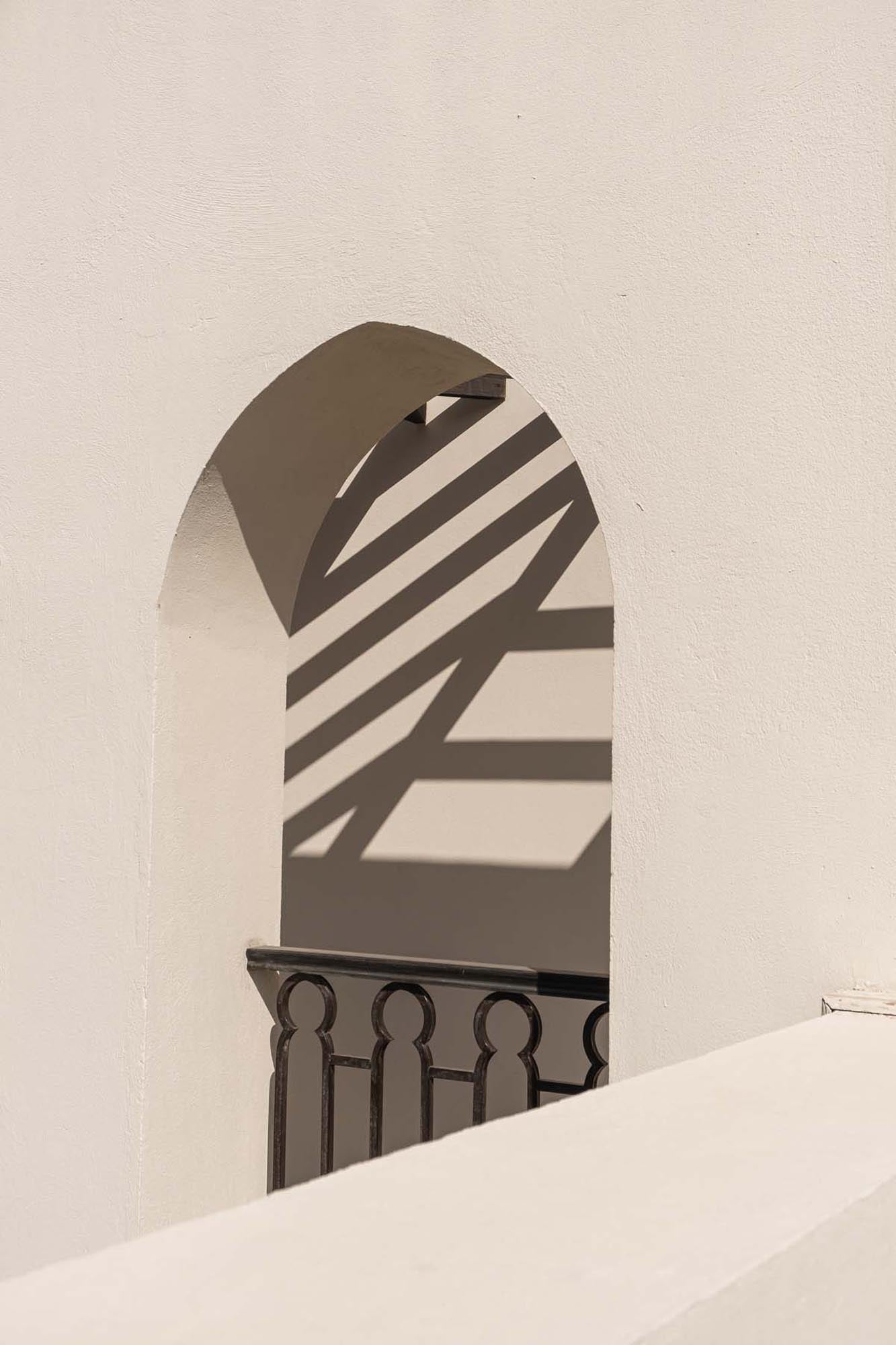 Entdecken Sie das elegante Balkon Poster von Venture Home. Hochwertiger Fotokunstdruck, ideal für stilvolle Wohnräume und Dekoration.